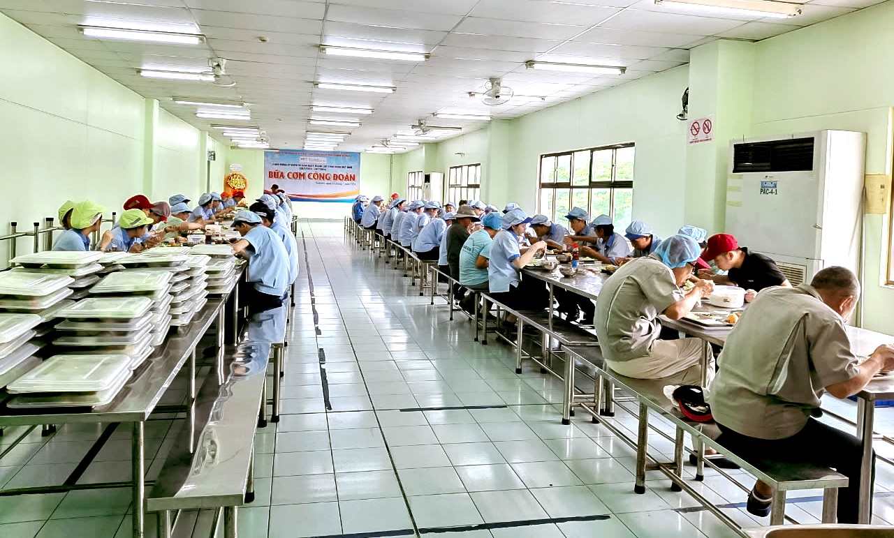 The company's Board of Directors eats together with labor union members. Photo: CCCS CC