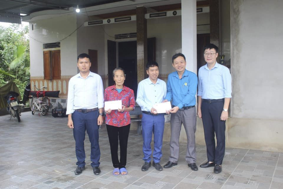 Mitraco Trade Union and member union of Ha Tinh Agriculture and Forestry Joint Stock Company gave support to Mr. Le Manh Hung's family. Photo: CSCC.