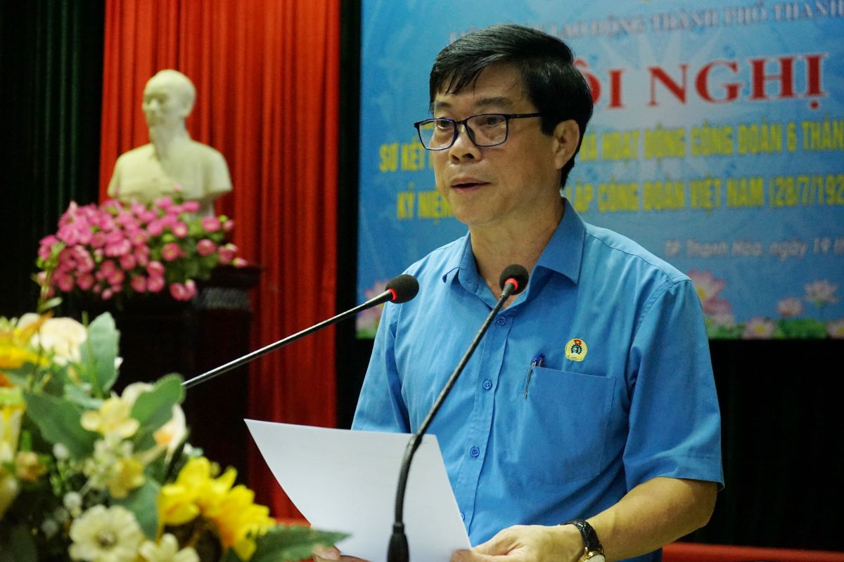 Mr. Le Trong Giang - Chairman of the City Confederation of Labor. Thanh Hoa gave the opening speech at the conference. Photo: Quach Du