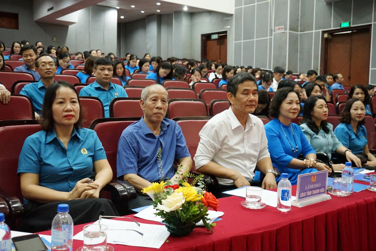 Delegates attending the preliminary conference of the first 6 months of 2024 of the City Trade Union. Thanh Hoa. Photo: Quach Du