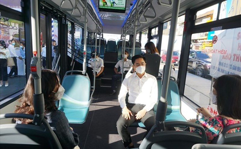 Người dân đi xe buýt điện tại TP Hồ Chí Minh. Ảnh: Minh Quân