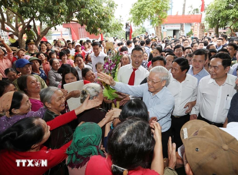 Tổng Bí thư Nguyễn Phú Trọng với nhân dân thôn Thượng Điện, xã Vinh Quang, huyện Vĩnh Bảo trong Ngày hội Đại đoàn kết toàn dân tộc thành phố Hải Phòng (15.11.2017). Ảnh: Trí Dũng/TTXVN