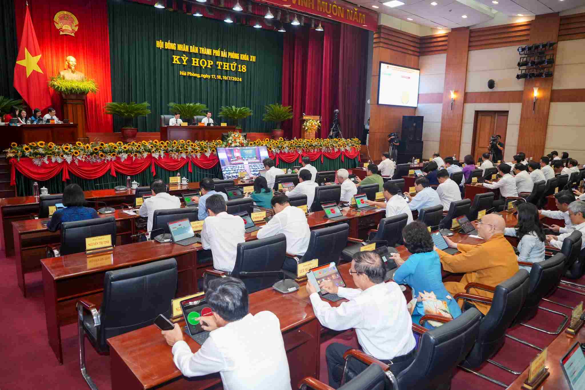 Các đại biểu biểu quyết tại Kỳ họp. Ảnh: Cổng TTĐT Hải Phòng