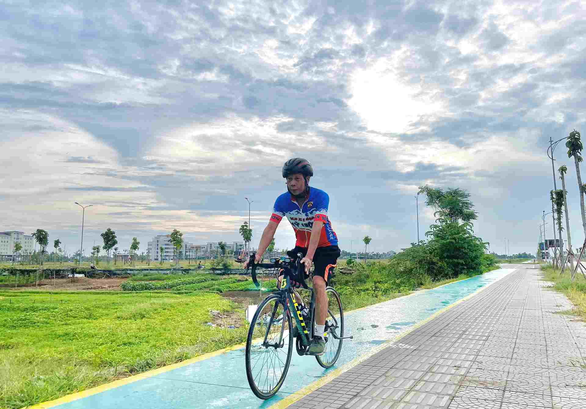 フエは自転車のために歩道の一部を費やしています。写真：タン・ティエン