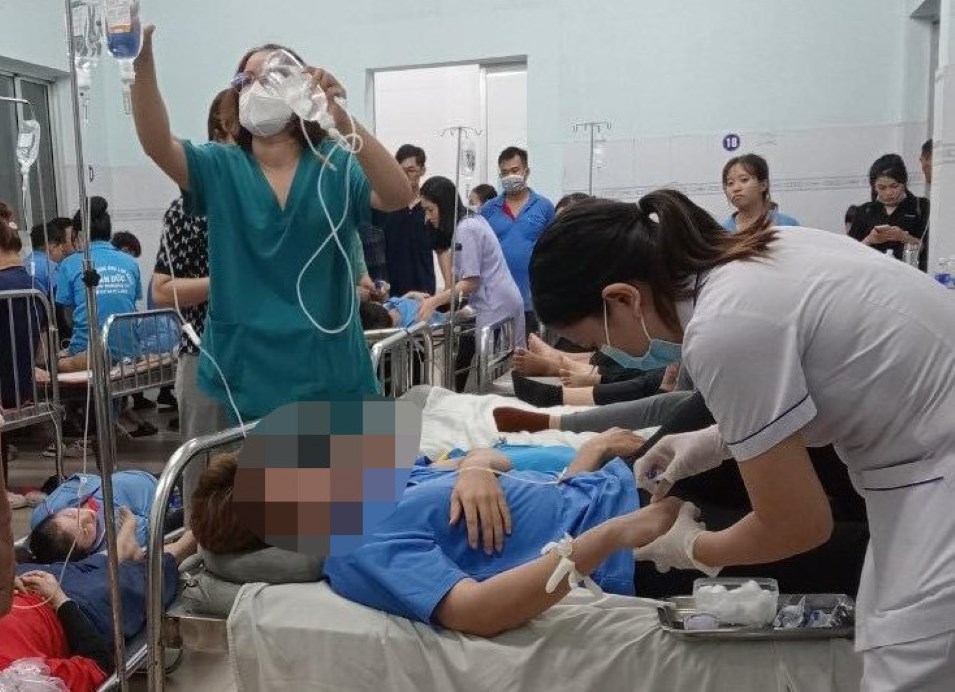 Một trường hợp nhiều công nhân nghi ngộ độc thực phẩm sau bữa ăn. Ảnh: H.A.C