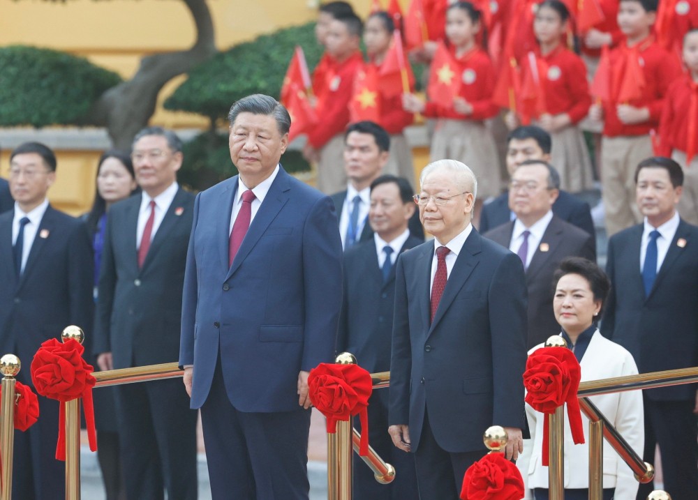 General Secretary Nguyen Phu Trong and General Secretary and President of China Xi Jinping on the honorary podium, listening to military music playing the national anthems of the two countries. Photo: Hai Nguyen