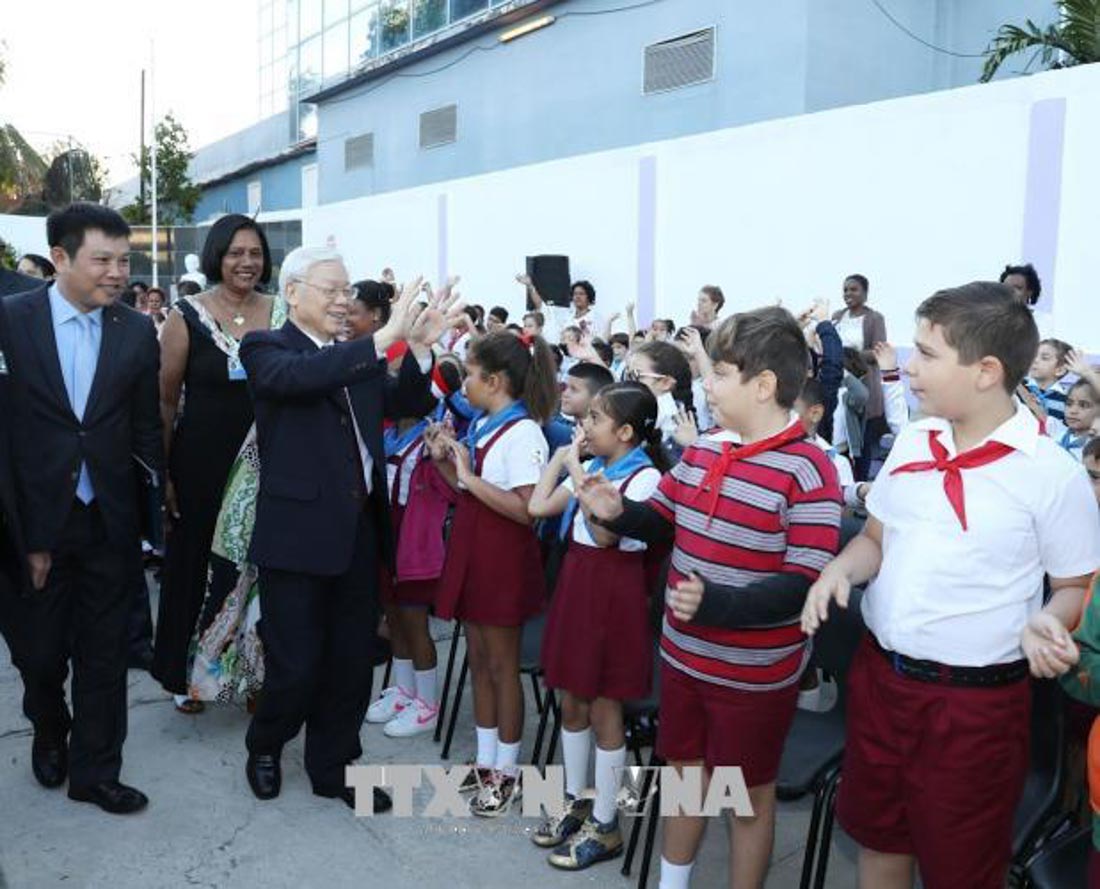 General Secretary Nguyen Phu Trong and high-ranking Vietnamese delegation visited Vo Thi Thang Primary School - a school named after the Vietnamese heroine, in Play-gia district, Havana.