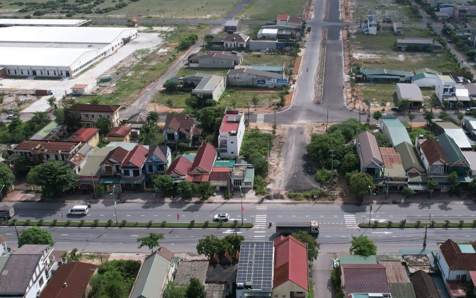 Đoạn đường 2 chiều ở trung tâm thị trấn Ái Tử đã làm xong từ lâu nhưng không được đấu nối với Quốc lộ 1. Ảnh: Hưng Thơ.