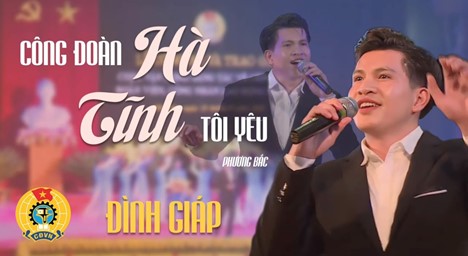 Ca sĩ Đình Giáp thể hiện ca khúc "Công đoàn Hà Tĩnh tôi yêu". Ảnh: Phương Bắc