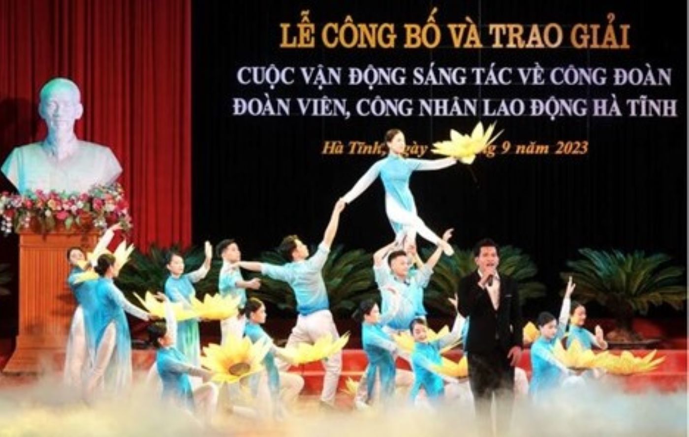 Công diễn tác phẩm “Công đoàn Hà Tĩnh tôi yêu” của nhạc sĩ Phương Bắc đạt Giải B cuộc thi. Ảnh: Trần Tuấn