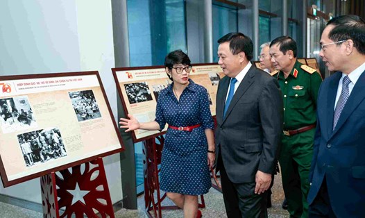 GS.TS Nguyễn Xuân Thắng - Ủy viên Bộ Chính trị, Giám đốc Học viện Chính trị Quốc gia Hồ Chí Minh, Chủ tịch Hội đồng Lý luận Trung ương và Bộ trưởng Bộ Ngoại giao Bùi Thanh Sơn cùng đại biểu tham quan trưng bày ảnh tại hội thảo. Ảnh: Hải Nguyễn