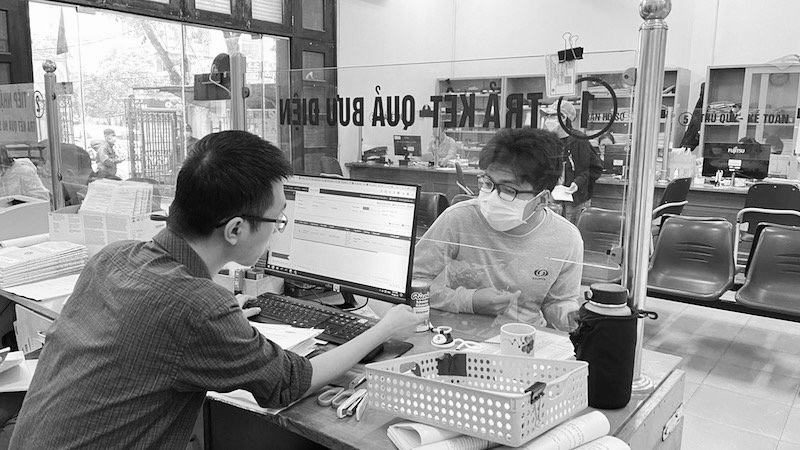 Cán bộ BHXH Việt Nam tư vấn cho người dân về chế độ BHXH tự nguyện. Ảnh: Hà Anh