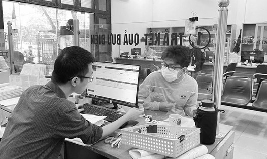 Cán bộ BHXH Việt Nam tư vấn cho người dân về chế độ BHXH tự nguyện. Ảnh: Hà Anh