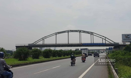 Cây cầu cụt, trống toác 2 đầu trên Quốc lộ 1 từ Hà Nội về Bắc Ninh. Ảnh: Vân Trường