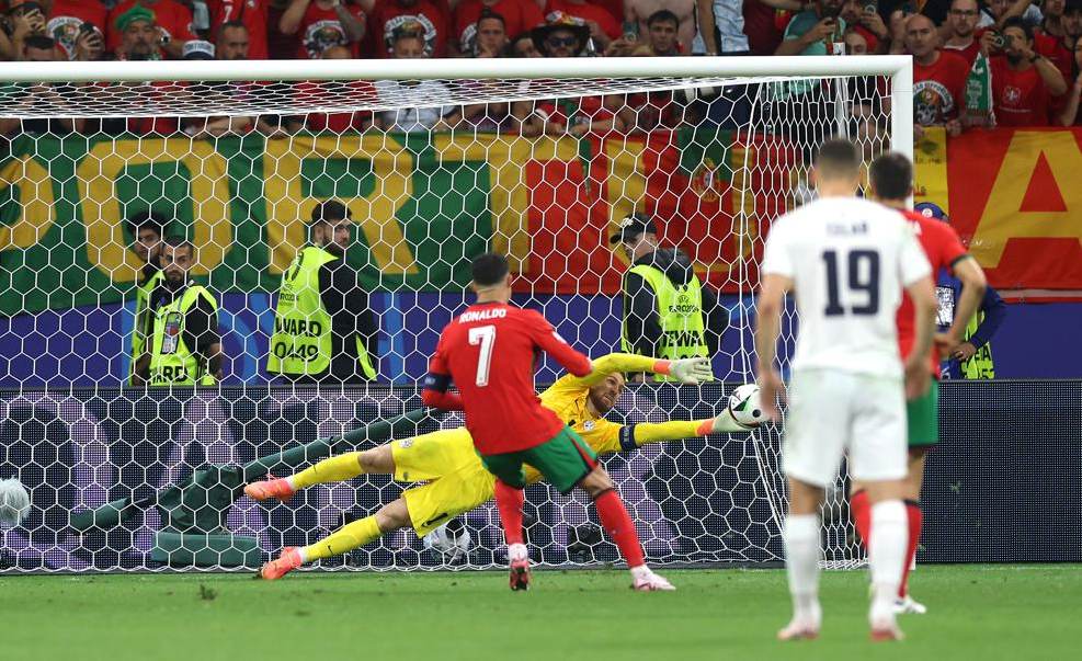 Ronaldo đá hỏng phạt đền ở phút 105 trong trận Bồ Đào Nha gặp Slovenia. Ảnh: UEFA