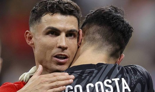 Ronaldo mong sự đồng cảm từ cổ động viên nhà sau khi đá hỏng phạt đền trong hiệp phụ. Ảnh: UEFA