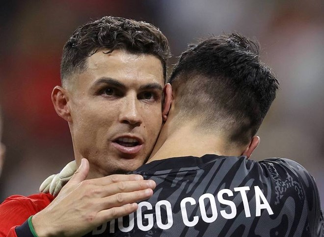 Huấn luyện viên Bồ Đào Nha đồng cảm khi Ronaldo đá hỏng phạt đền