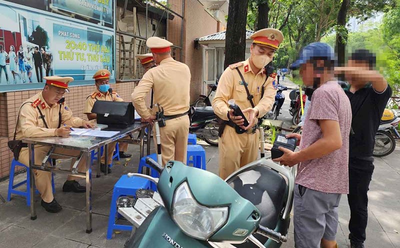 Lực lượng cảnh sát giao thông Hà Nội xử lý vi phạm trên đường Huỳnh Thúc Kháng. Ảnh: Dương Hiệp