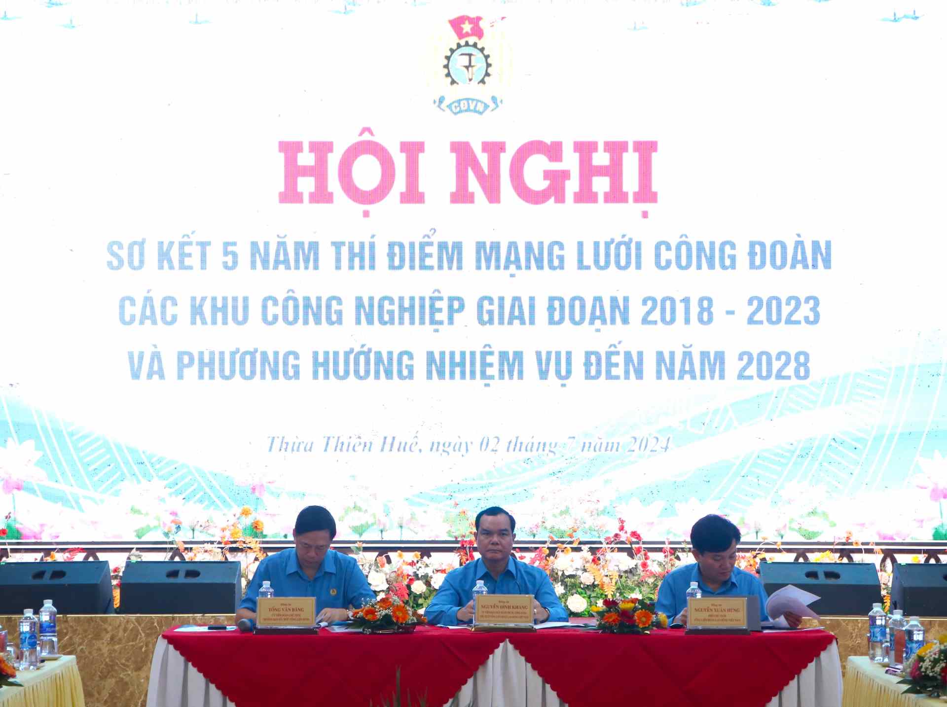 Đồng chí Nguyễn Đình Khang (giữa) - Ủy viên Ban chấp hành Trung ương Đảng, Chủ tịch Tổng Liên đoàn Lao động Việt Nam chủ trì hội nghị. Ảnh: Phúc Đạt.