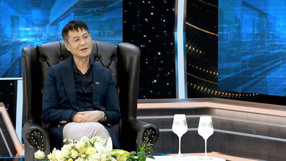 Đạo diễn Lê Hoàng làm host chương trình tại "Kính đa chiều". Ảnh:NSX