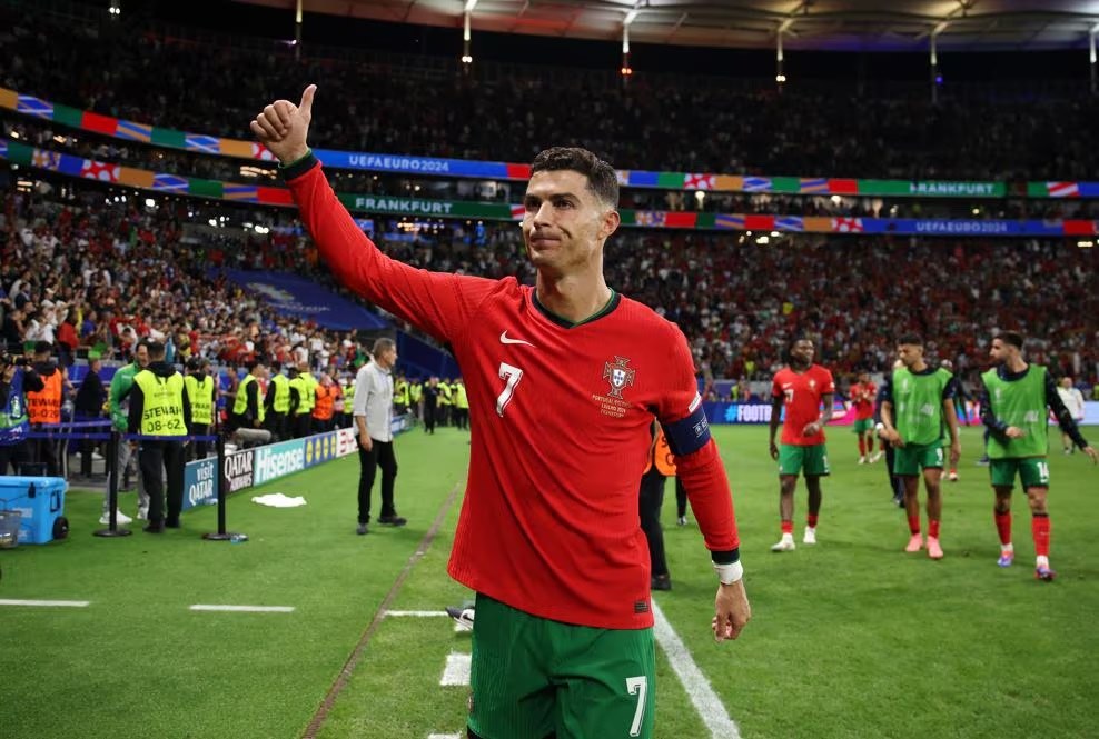 Ronaldo chia sẻ xúc động sau khi đánh bại Slovenia. Ảnh: UEFA