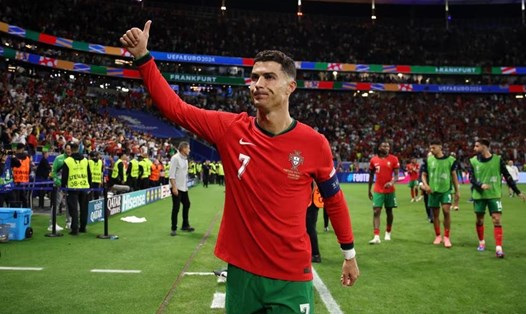 Ronaldo chia sẻ xúc động sau khi đánh bại Slovenia. Ảnh: UEFA