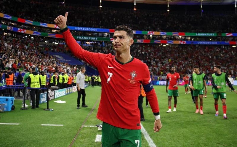 Ronaldo chia sẻ xúc động sau khi đánh bại Slovenia. Ảnh: UEFA