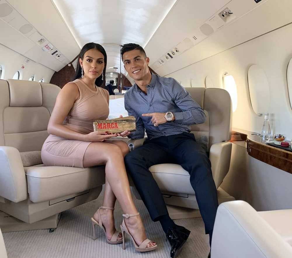 Ronaldo nổi tiếng vì tặng bạn gái Georgina Rodriguez những món quà đắt tiền. Ảnh: Instagram nhân vật