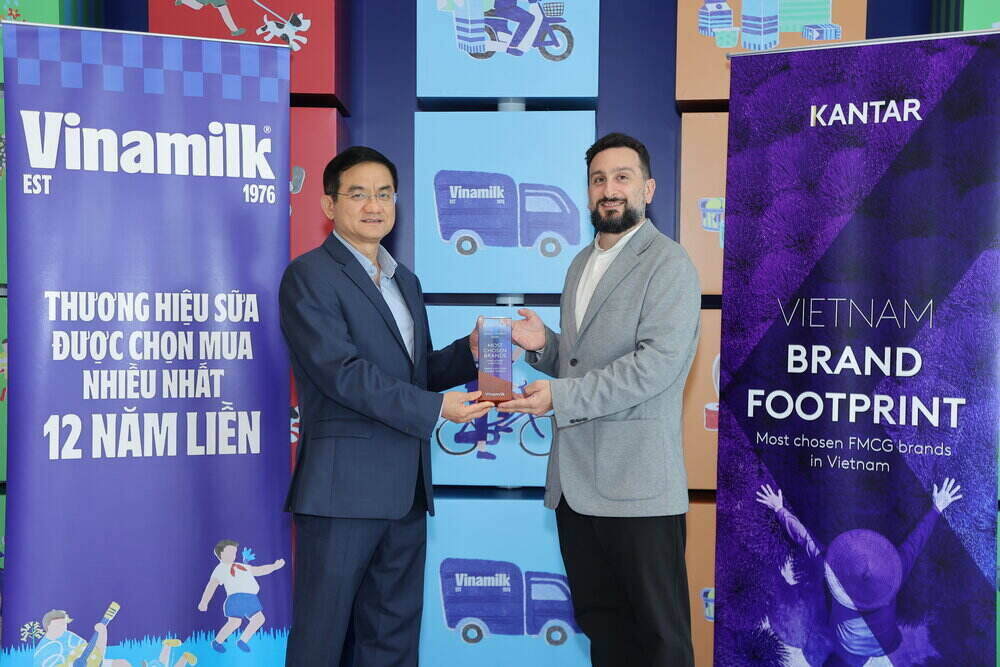 Đại diện Kantar Việt Nam (bên phải) trao các chứng nhận cho ông Nguyễn Quang Trí – Giám đốc điều hành Marketing Vinamilk. Ảnh: Vinamilk