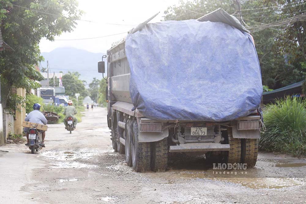 Còn ông Lường Văn Thu - Trưởng bản Bản Mé, xã Thanh Hưng thì cho biết, nguyên nhân chính dẫn đến tình trạng đường sá xuống cấp nghiêm trọng là do xe tải trọng lớn của doanh nghiệp vận chuyển vật liệu thi công Dự án hồ Huổi Trạng Tai. 