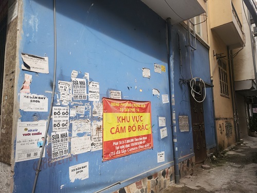 Những quảng cáo rao vặt trái phép mất mỹ quan đô thị tại phố Đỗ Quang. Ảnh: Minh Hạnh