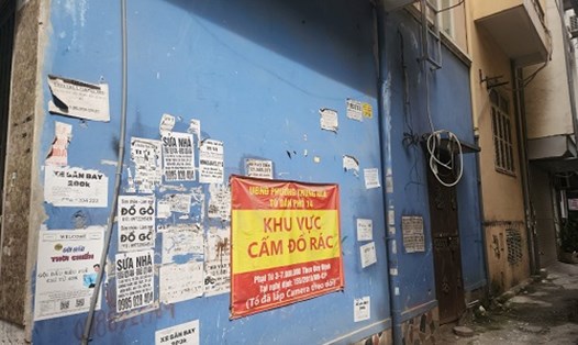 Những quảng cáo rao vặt trái phép mất mỹ quan đô thị tại phố Đỗ Quang. Ảnh: Minh Hạnh