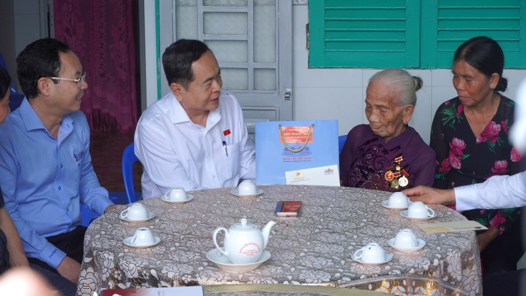 Chủ tịch Quốc hội Trần Thanh Mẫn thăm, tặng quà Mẹ Việt Nam Anh hùng Trần Thị Hai. Ảnh: Tạ Quang