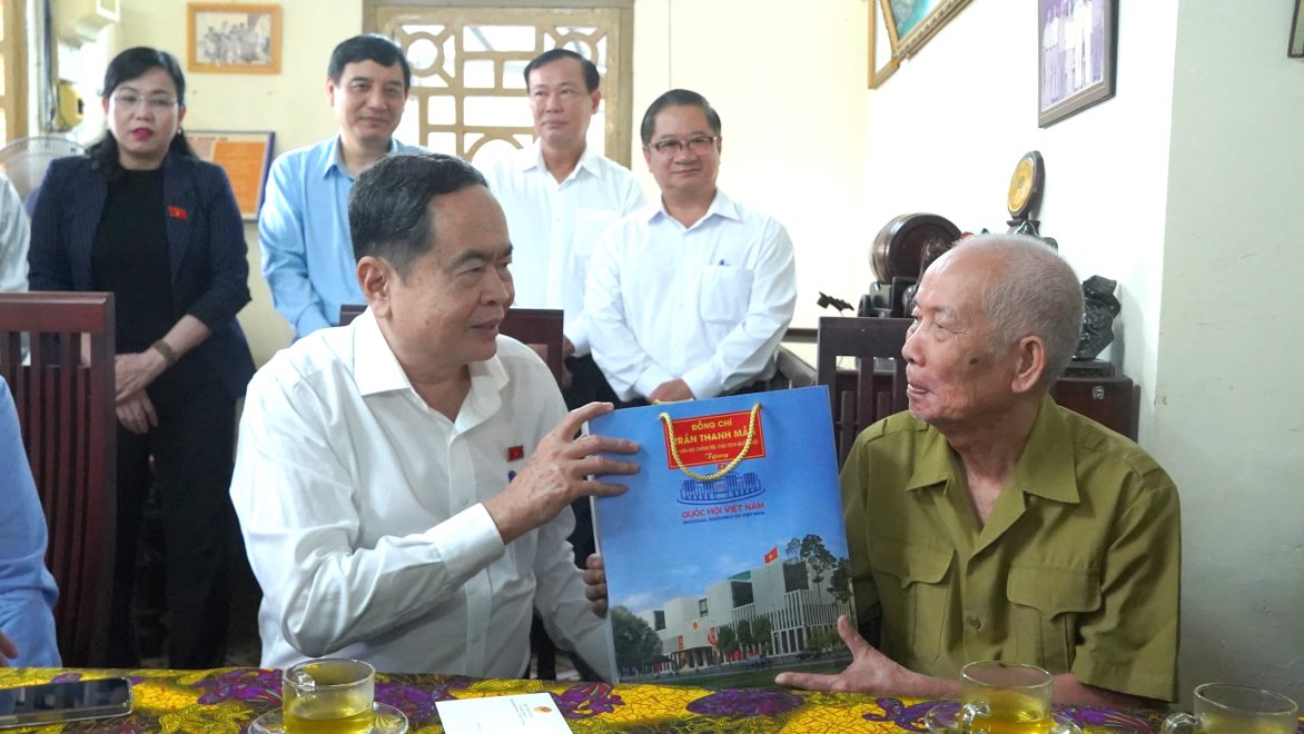 Chủ tịch Quốc hội Trần Thanh Mẫn thăm, tặng quà Thương binh Nguyễn Thế Minh. Ảnh: Tạ Quang