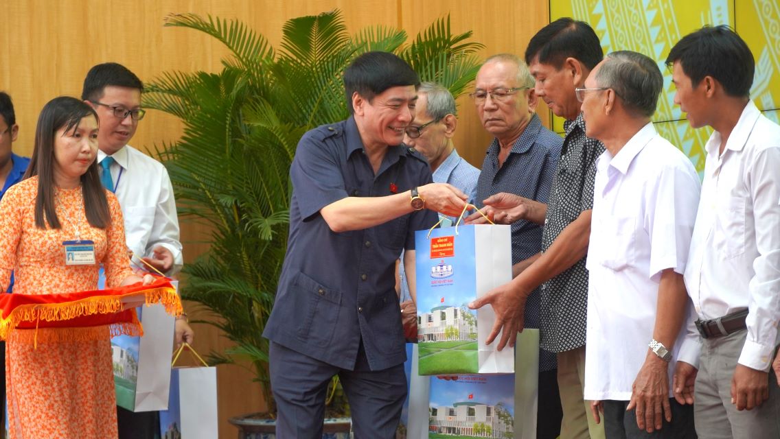 Tổng Thư ký Quốc hội Bùi Văn Cường tặng quà cho gia đình chính sách, người có công với cách mạng tiêu biểu trên địa bàn TP Cần Thơ. Ảnh: Tạ Quang