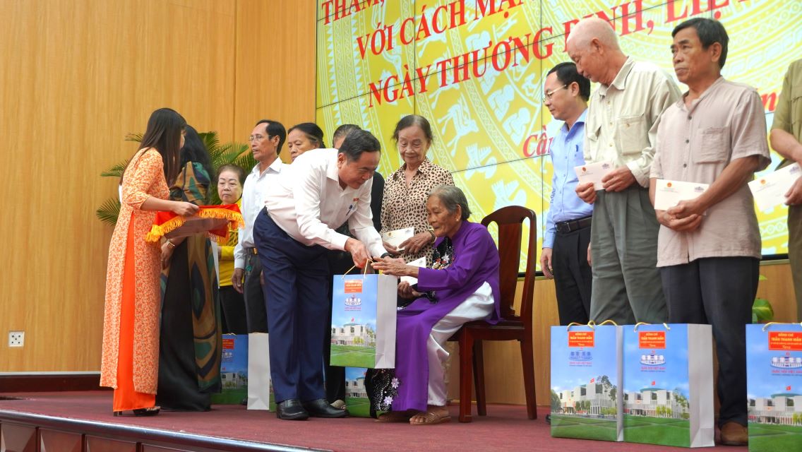 Chủ tịch Quốc hội Trần Thanh Mẫn tặng quà cho chính sách, người có công với cách mạng tiêu biểu trên địa bàn TP Cần Thơ. Ảnh: Tạ Quang