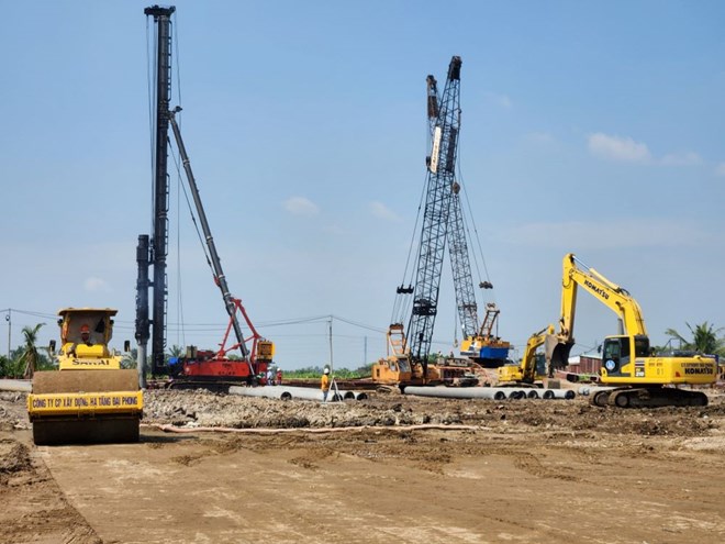 Thi công dự án Vành đai 3 TPHCM đoạn qua huyện Củ Chi. Ảnh: Anh Tú
