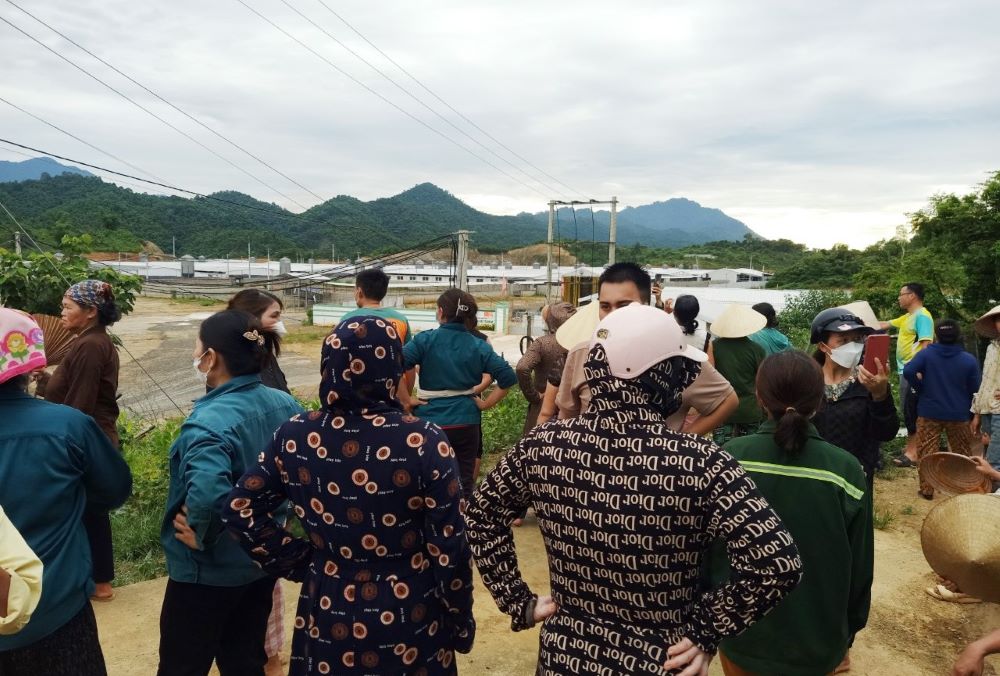 Rất đông người dân tập trung đến khu vực trang trại lợn vào chiều ngày 1.7. Ảnh: Minh Hoàng