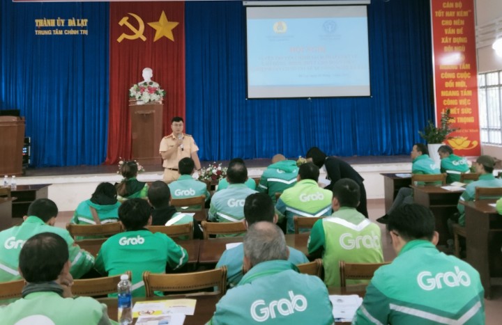 Tuyên truyền pháp luật cho đoàn viên Nghiệp đoàn Tài xế xe công nghệ Đà Lạt. Ảnh: ĐỨC THIỆM