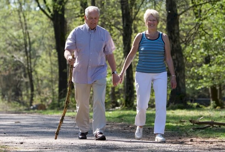 Người cao tuổi nên chú ý tập luyện đi bộ đúng cách nhằm tránh chấn thương. Ảnh: Pixabay