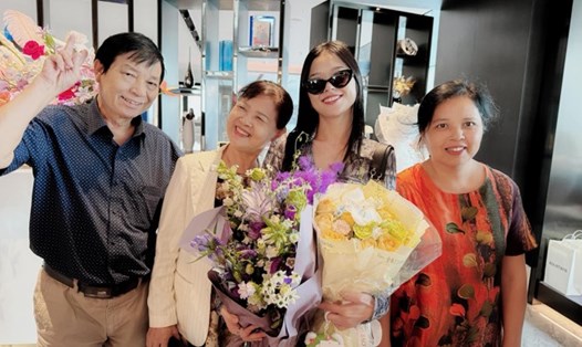 Suni Hạ Linh chụp ảnh cùng gia đình. Ảnh: NSCC.