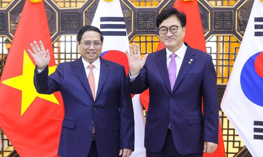 Thủ tướng Chính phủ Phạm Minh Chính và Chủ tịch Quốc hội Hàn Quốc Woo Won Shik. Ảnh: Nhật Bắc/VGP
