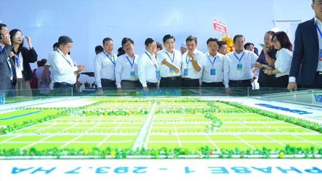 Đại biểu tham quan mô hình Khu công nghiệp Vĩnh Thạnh giai đoạn 1 (VSIP Cần Thơ) tại lễ khởi động ngày 9.9. Ảnh: Tạ Quang
