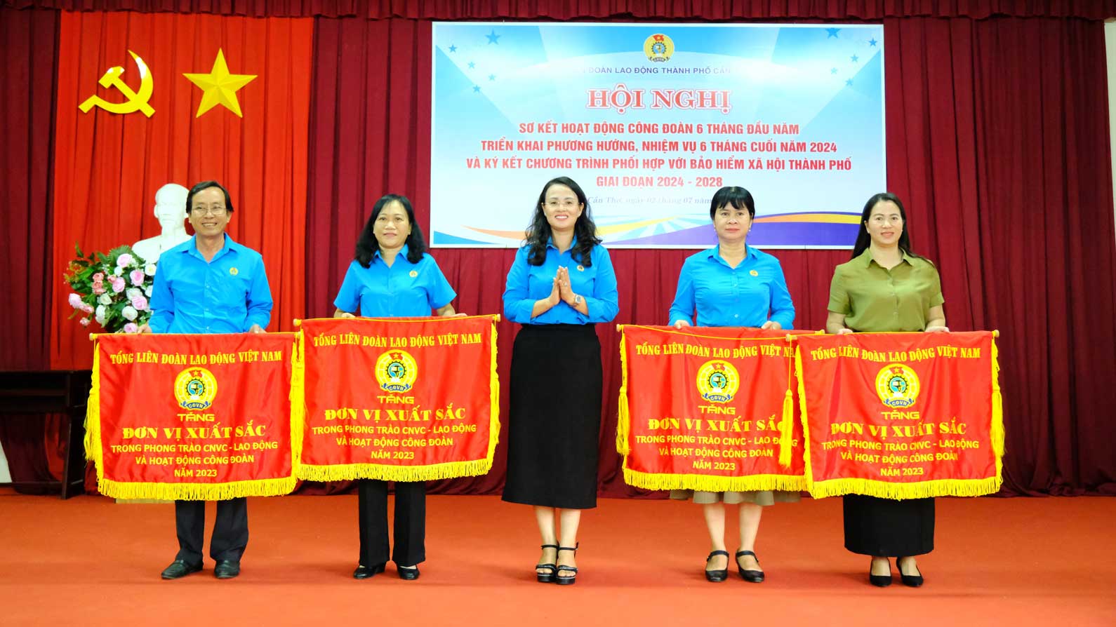Các đơn vị nhận Cờ thi đua của Tổng LĐLĐ Việt Nam. Ảnh: Mỹ Ly