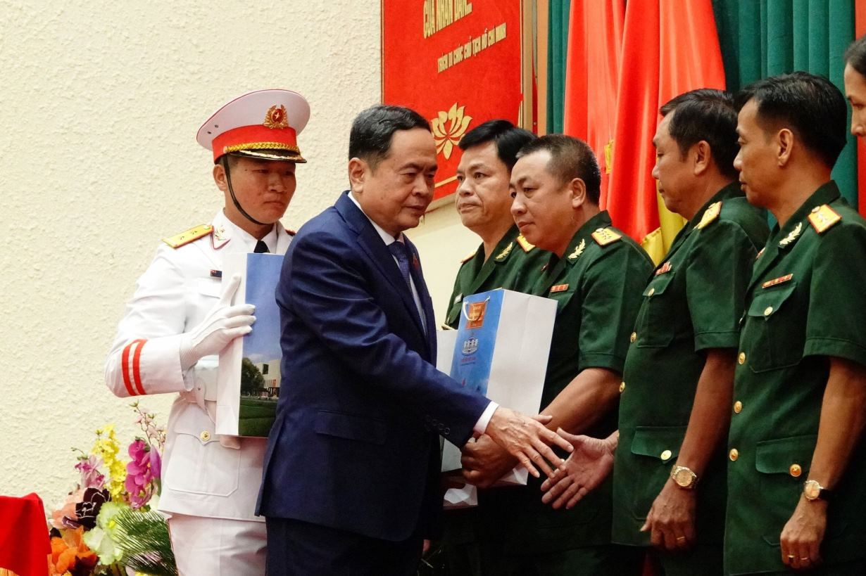 Chủ tịch Quốc hội Trần Thanh Mẫn ​​​​​​trao quà tặng cán bộ, chiến sĩ. Ảnh: Tạ Quang
