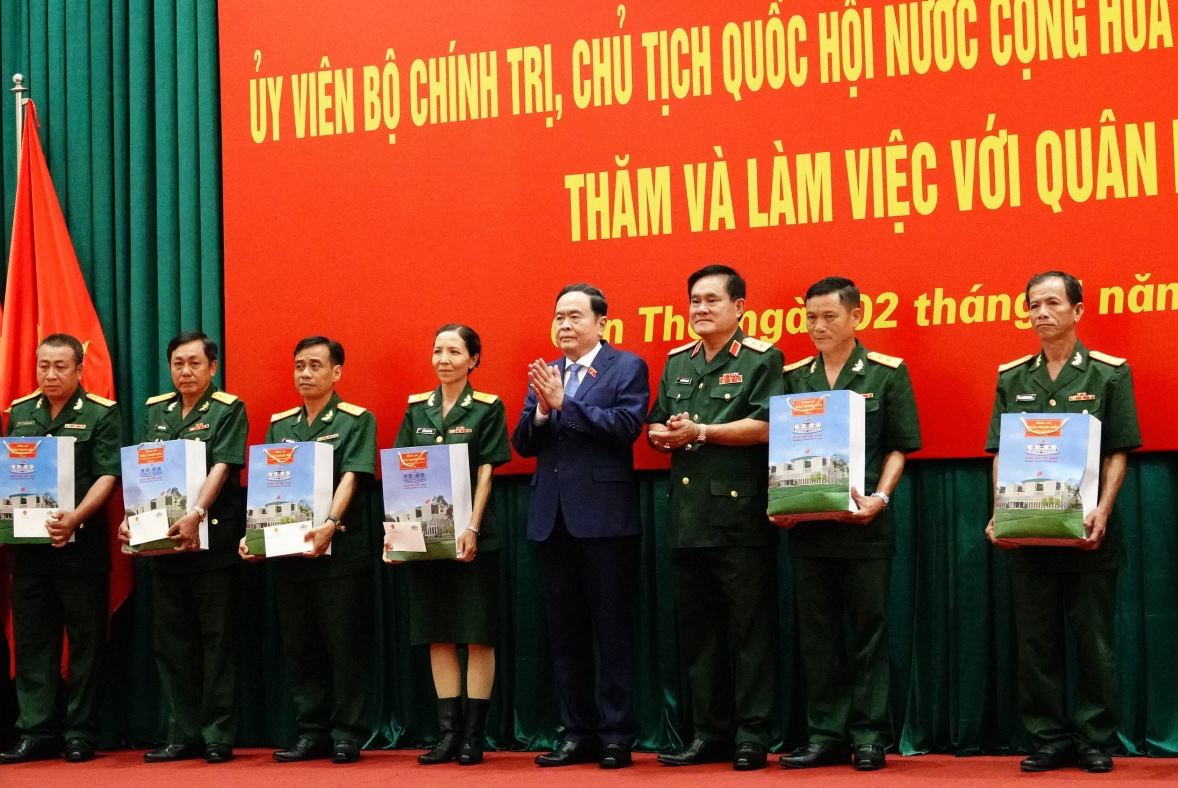 Chủ tịch Quốc hội Trần Thanh Mẫn ​​​​​​trao quà tặng cán bộ, chiến sĩ. Ảnh: Tạ Quang