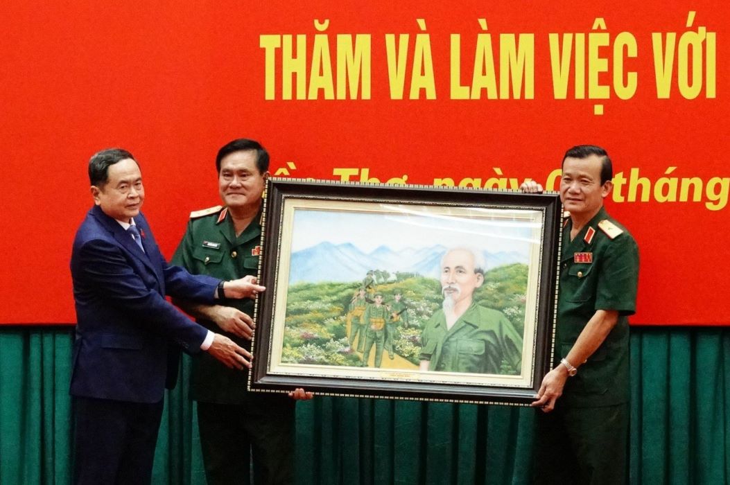 Chủ tịch Quốc hội Trần Thanh Mẫn tặng quà cho lãnh đạo Bộ Tư lệnh Quân khu 9. Ảnh: Tạ Quang