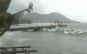 Cận cảnh sức tàn phá của siêu bão cấp 5 sớm chưa từng có trong mùa bão