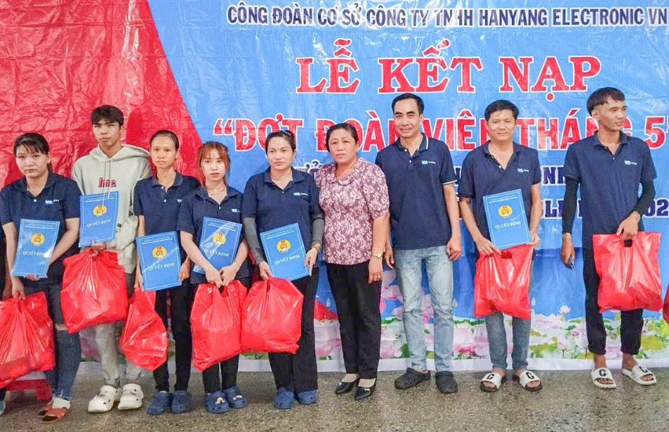 Công ty TNHH Hanyang Electronic VN (tỉnh Vĩnh Long) tổ chức lễ kết nạp Đợt đoàn viên tháng 5. Ảnh: LĐLĐ tỉnh Vĩnh Long