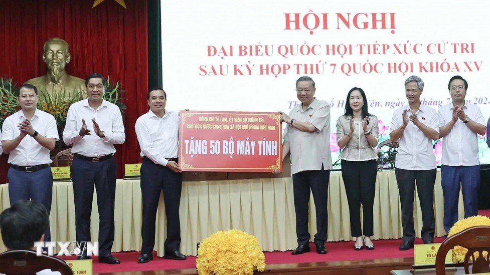 Chủ tịch nước Tô Lâm đã tặng 50 bộ máy tính cho học sinh thành phố Hưng Yên. Ảnh: TTXVN